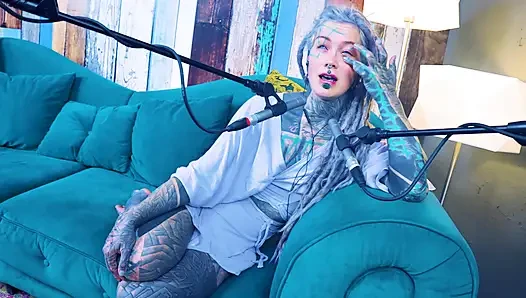 S hakkında konuşuyorum - utanç - asmr podcast sfw konuşuyor gotik sıska kız dreadlocks dövmeli model dövmeli kız