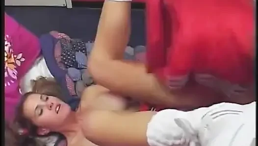Seksi esmer ponpon kız yarak emmeyi seviyor