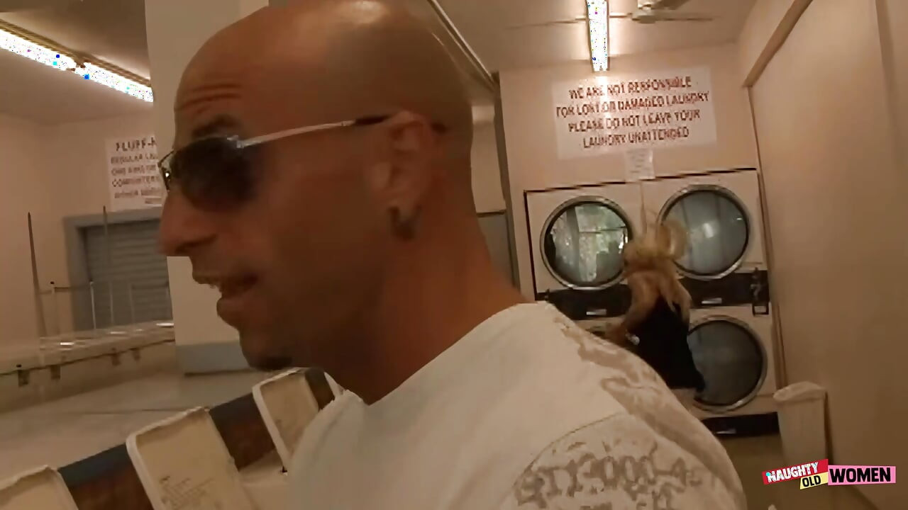 Pick up artysta robi wszystko, aby blond dziwka Regan Anthony cum