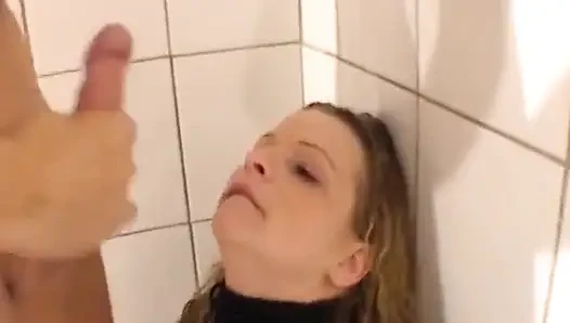 Alman sut banyoda sert sikiliyor ve sikiliyor