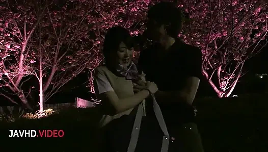 Шаловливая азиатская крошка наслаждается грубым минетом и трах-сессией