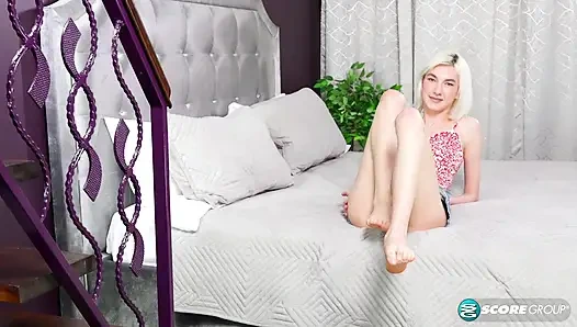 Mia cheers hat eine fleischige, mit den fingern gefüllte muschi