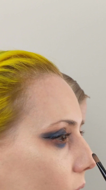 Crossdresser και γυναίκα που βάζει Eyeliner | Κλιπ 1