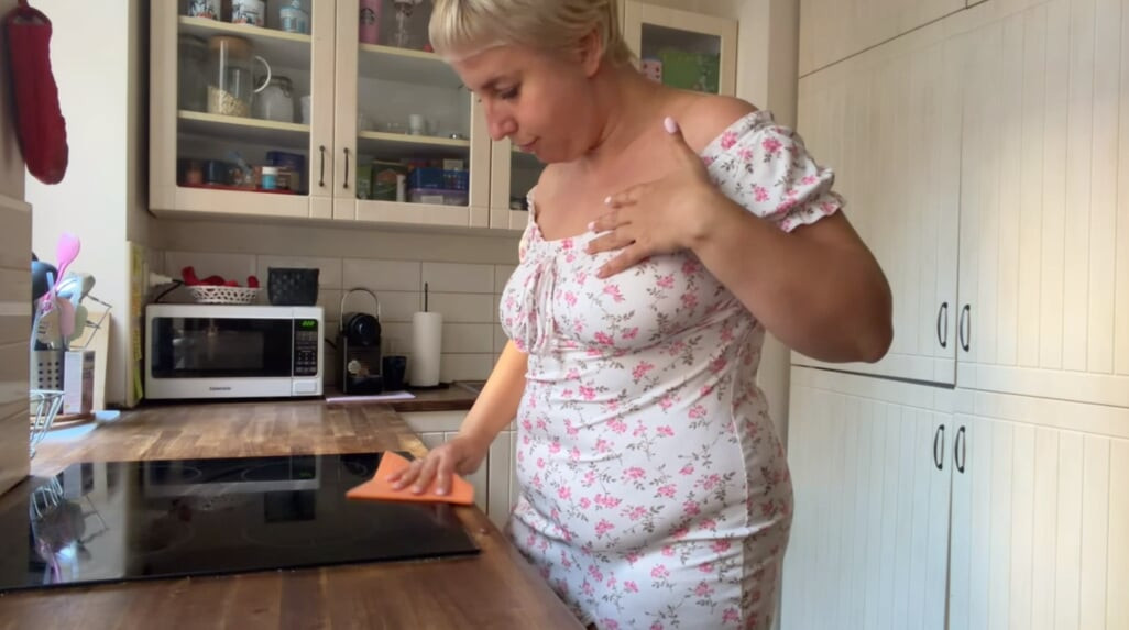 Kitchen JOI – Vecina MILF alemana te folla en la línea