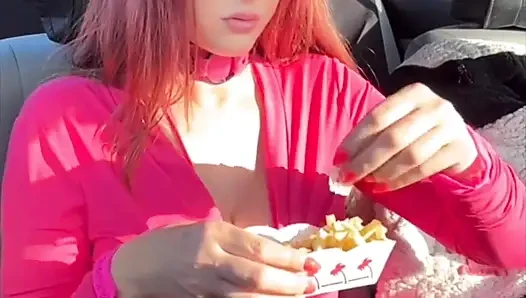 En sevdiğim fast food'umu arabada yerken izle