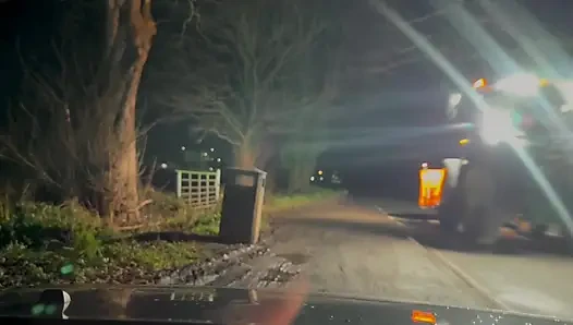 Herkesin içinde tamamen çıplak yalınayak . Gritter'dan saklanıyor