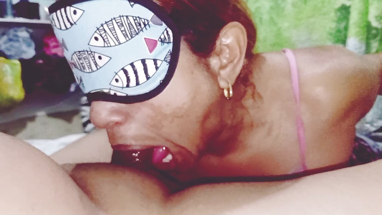 老婦人就像個癮君子，只有當男人在她的喉嚨里射精時，才會把陰莖從她的嘴裡拿出來。