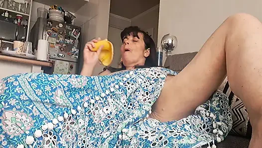 Милфа наказывает свою волосатую киску нежными поглаживами