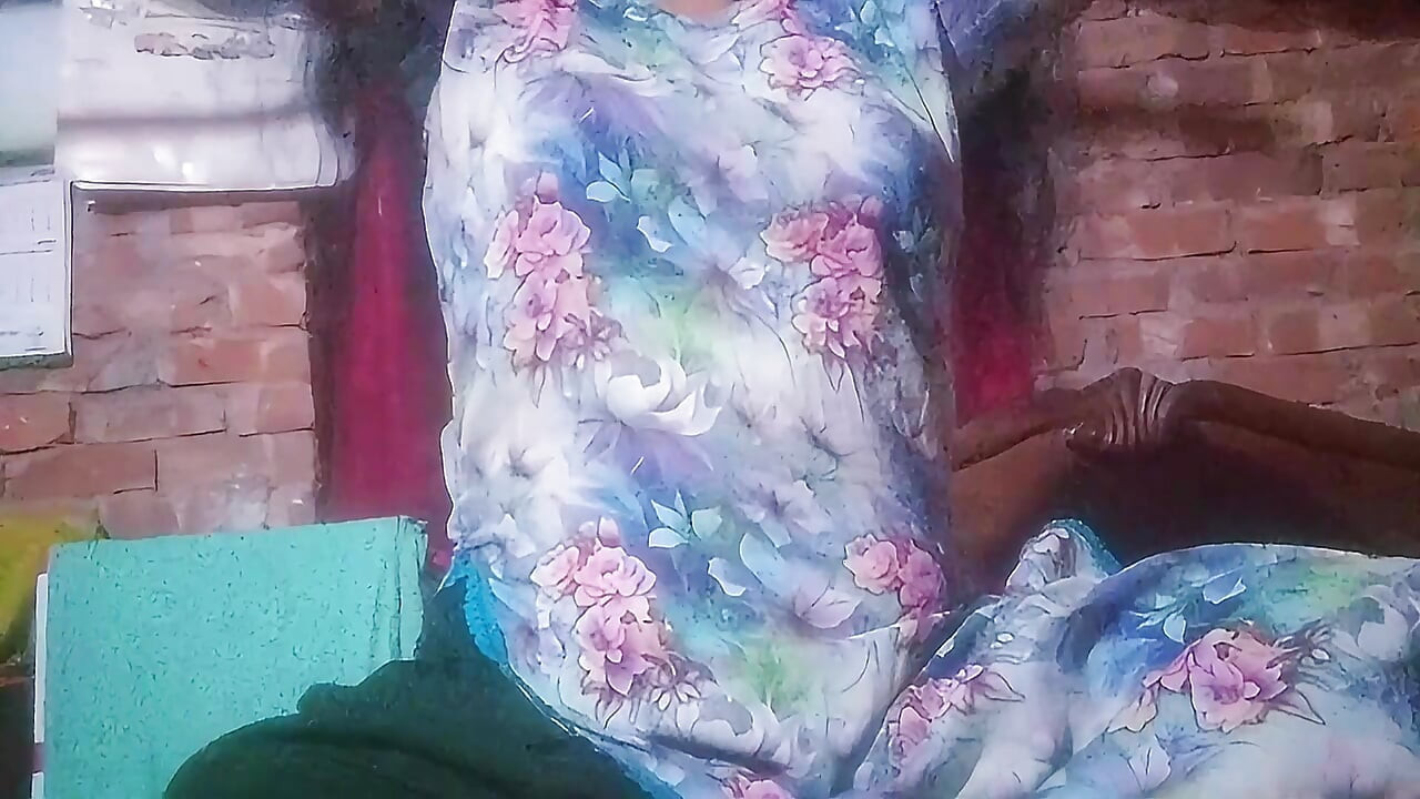 Desi atraktivní manželka se velmi silně hýbe prsty.