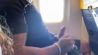 Irischer Junge wichst im Flugzeug