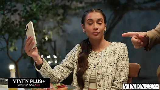 Vixen muhteşem ikili lia lin ve vanessa alessia tatilde çekici yabancıyla tutkulu üçlü seks yapıyor