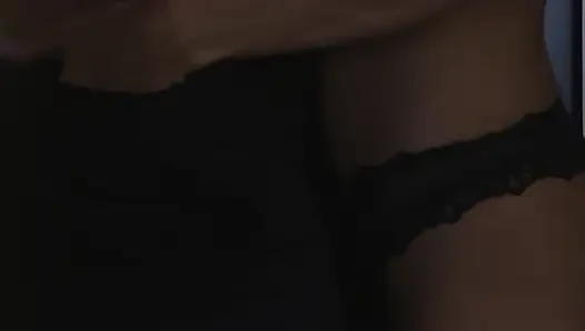 Lezzetli orta yaşlı seksi kadın ağzını dölle dolduruyor
