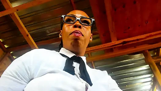 Kütüphanede porno oynadığı için sapık adamı cezalandıran rol yapma