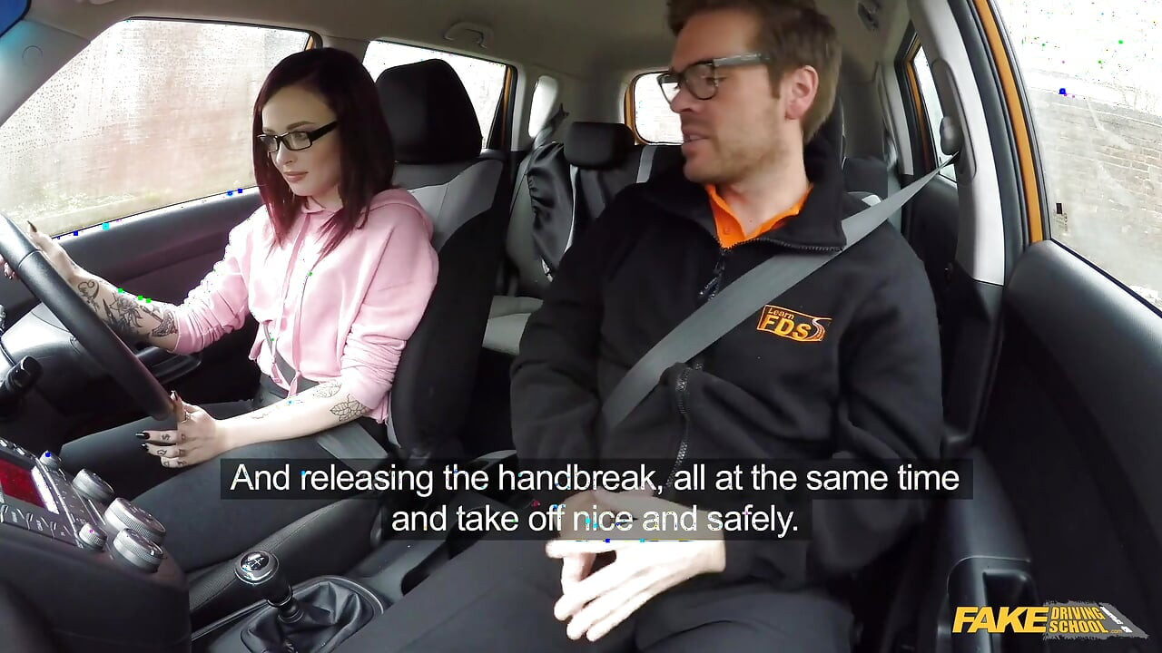 Fake Driving School - Wild & Naughty Petite American Chloe Carter riisuutuu autoon Ryanin kanssa ja pyytää karkeaa anaalitökkiä