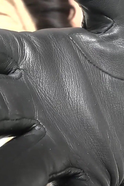 Skuiki kožne rukavice će te naterati da svršiš, lady victoria valente