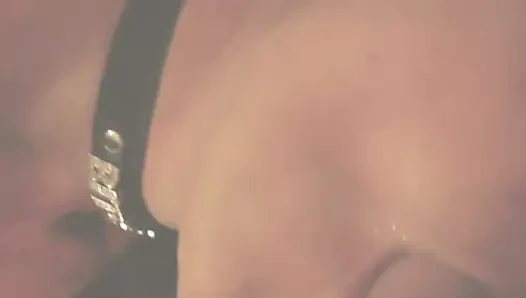 Siyah yatakta dildo, göt tıkacı, kaltak yaka, deri amcıklar, sikişiyor ve döl yutuyor.