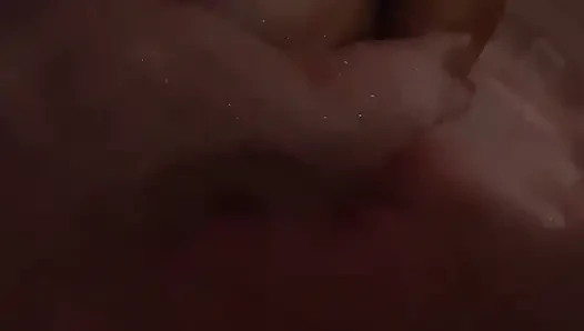 Грудастая девушка занимается сексом в джакузи с мужиком с Tinder