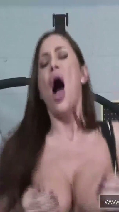 Huebsche Milf auf der Hantelbank gefickt | Clip 1