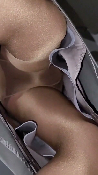 Beige Bürorock mit weißem Halbslip | Clip 1