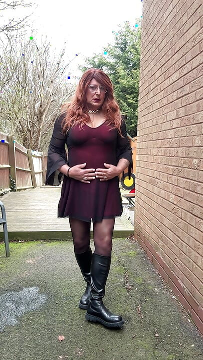 Crossdresser sexy Kellycd2022 în ciorapi negri sexy și cizme chiar înainte de a pleca la o plimbare cu mașina după-amiază