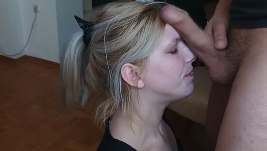 Une blonde se fait baiser par un jouet avec un facial