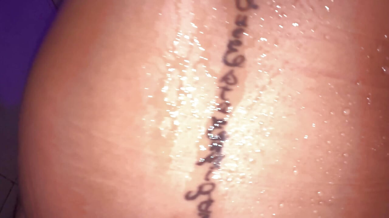 Rig blowjob på badeværelset, og jeg kommer meget rig på ansigtet af min lille stedsøster tøs