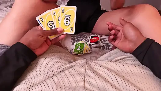 Üvey kız kardeşimle yeni bir kart oyunu oynuyorum.... Kontrolden çıkıyor!