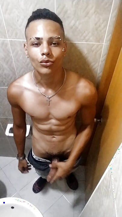 (2) 18-year-old Colombian guy masturbating