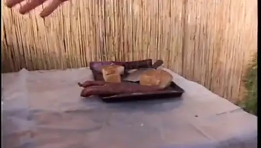 Küken mit großen titten bläst den schwanz des typen im freien und fickt ihn