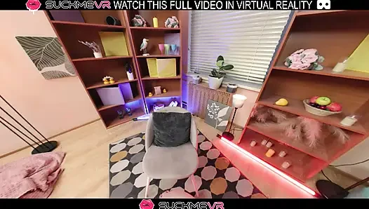 Die atemberaubende blonde Molly Stone stöhnt, während sie gut in VR fickt.