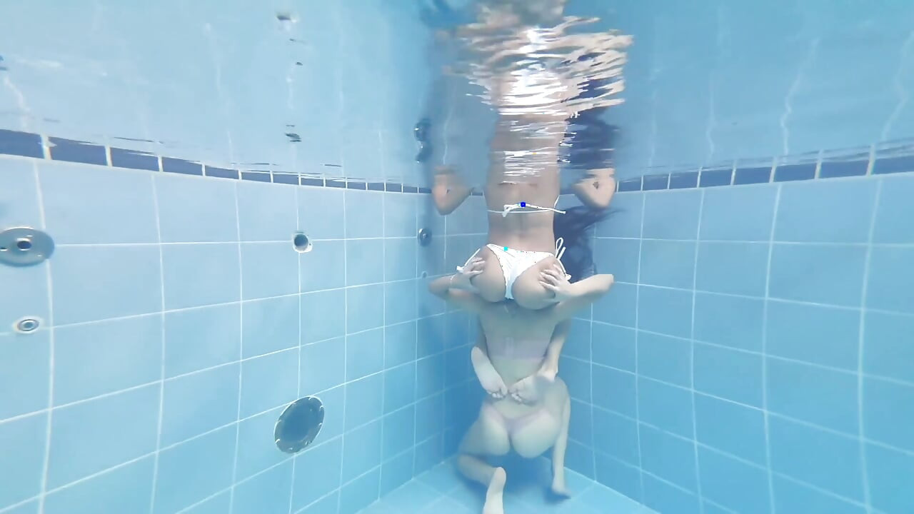 Control Extreme Underwater - the Perfect Ass Squizing