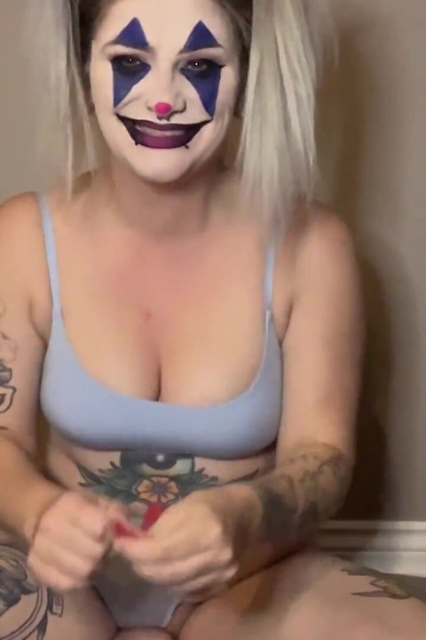 おっちゃりしたピエロの女の子が風船やストリップでしゃっくりをする