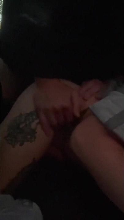 Jebana i svršava u dupe na zadnjem sedištu