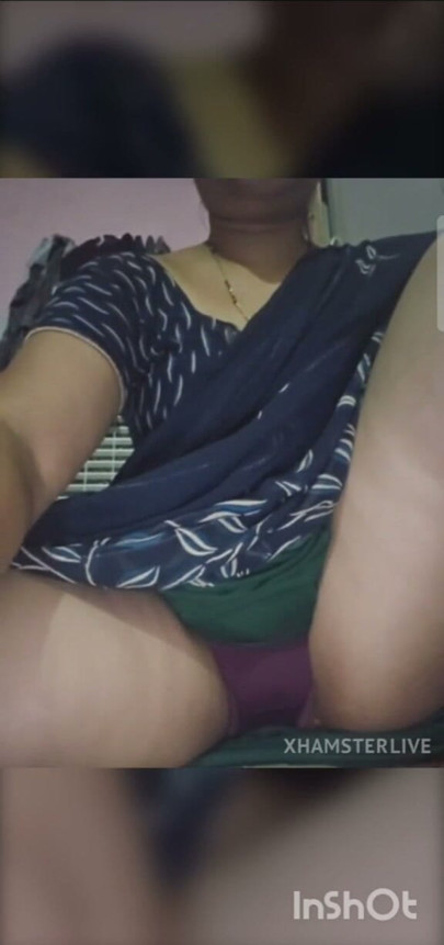 Desi bhabhi ne kursi pe beth ke apni chooth ke maje liye | Clip 1
