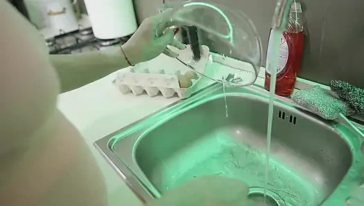 Скучая милфа-блондинка топчет яйца горячими ступнями - фут-фетиш давка!