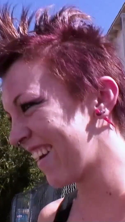 Anorektyczna nastolatka z małymi cyckami w stylu punk zostaje podrywa i namawia na pierwszy międzyrasowy casting z grubym czarnym kutasem | Klip 1