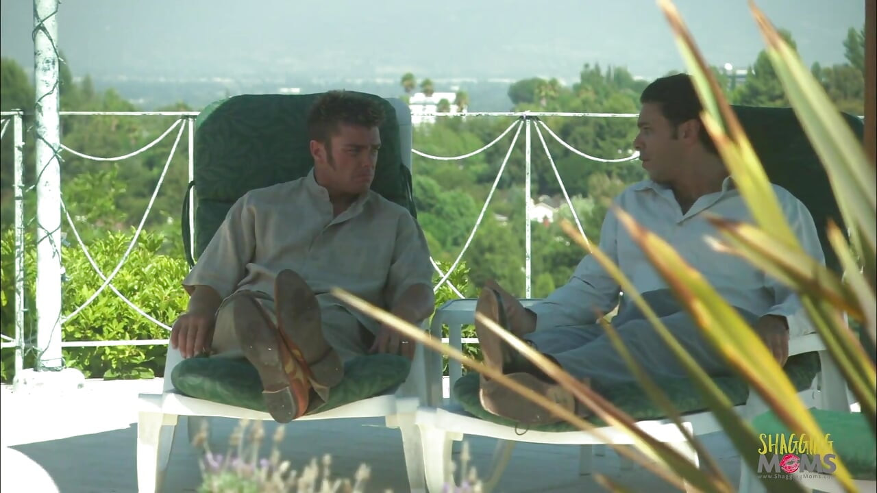 Muhteşem komşusunu üstsüz güneşlenirken görmek onun sulu amını yemek istemesine neden oldu