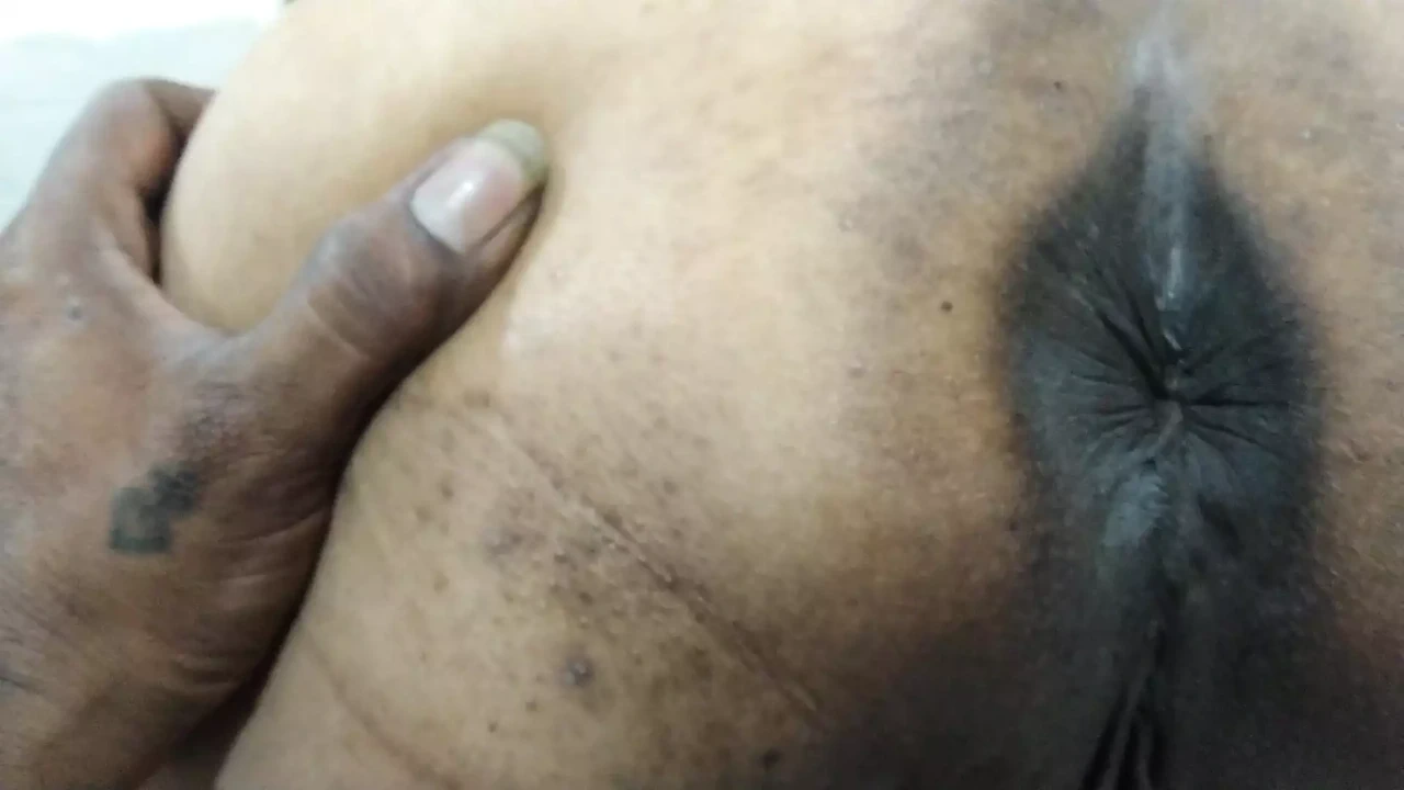 肮脏的Kavitha阿姨在送货员面前自慰