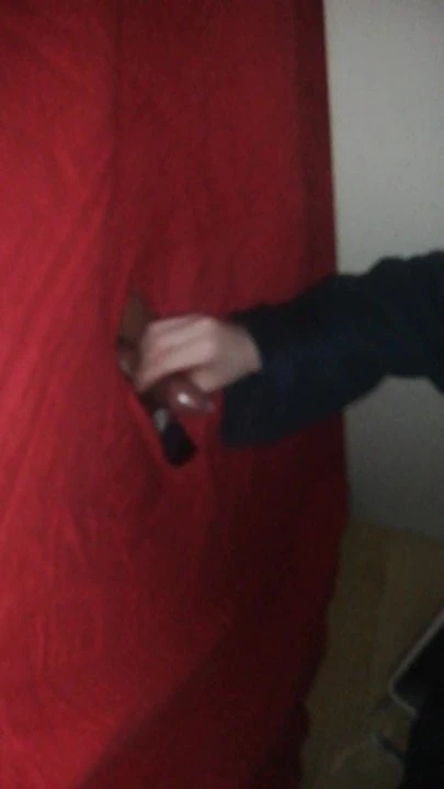 Elle brnle un BBC au gloryhole