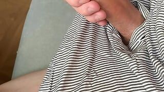 Une bite non circoncise en culotte jouit avec du sperme épais