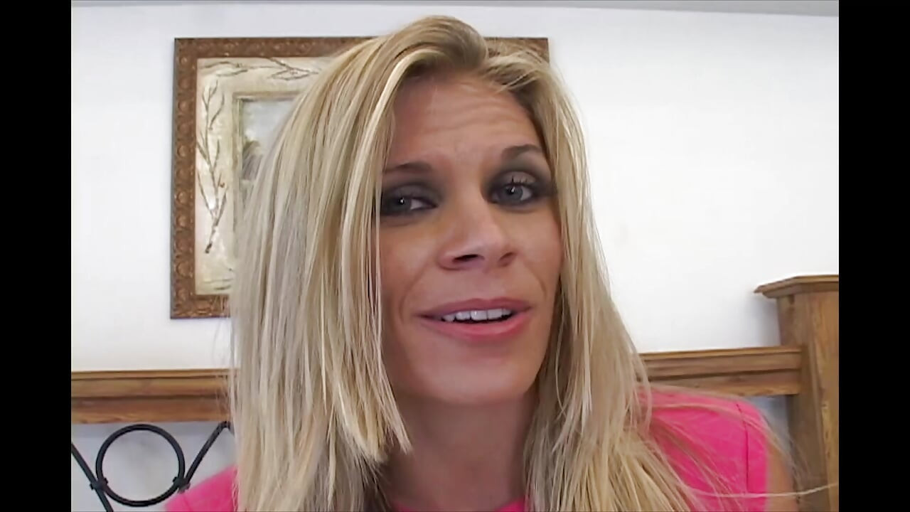 شقراء ساخنة تمص زبا طويلا حتى يقذف في فمها