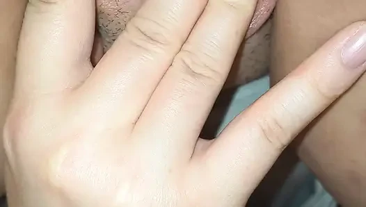 Genç kız fışkırtarak orgazm oluyor