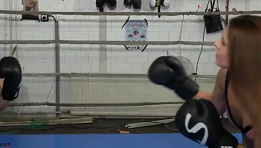 Orsi против Alyssa - сексуальная горячая боксерская борьба на ринге