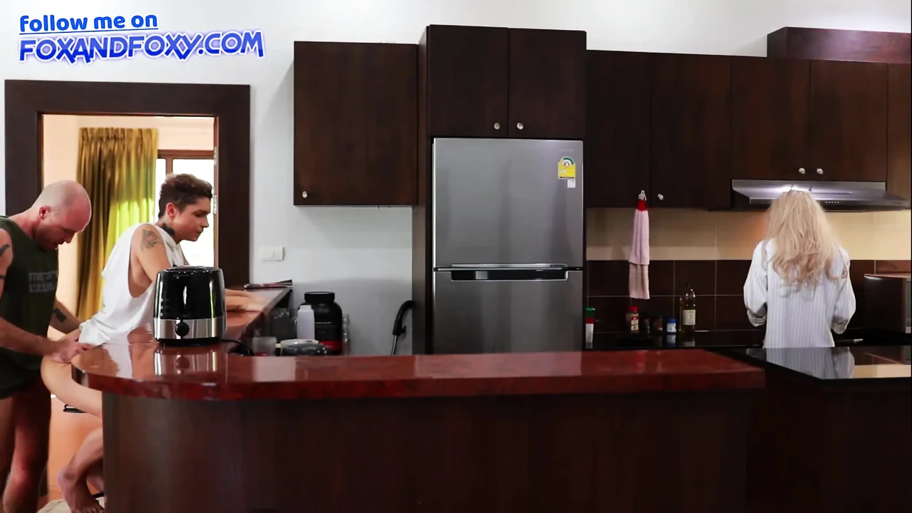 与继女的惊喜肛交饼差点被发现