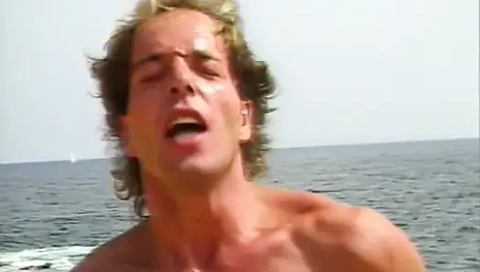 Ateşli Alman sürtükler plajda yarak ve sperm paylaşıyor