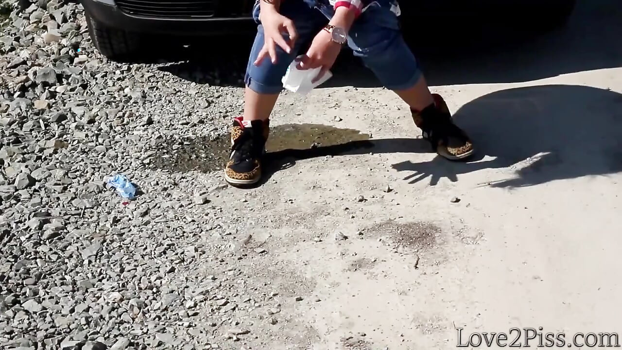 Ela quase é pega mijando na frente de um carro