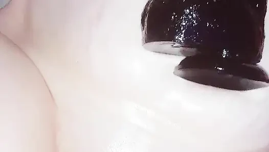 Sıcak ıslak milf, domuzcuk canavar dildo ile eğleniyor, derine sokulup doluyor