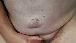 Cerdo gordo masturbándose
