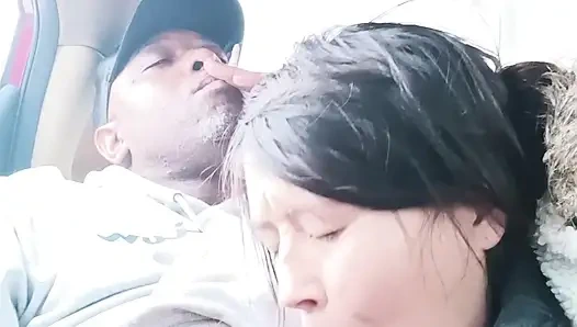 Asiatischer straßennutte-blowjob im auto - riskantes straßenrand-halsfick &schlucken & MILf