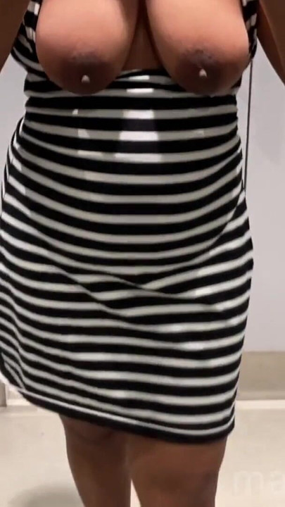 Αξέχαστη στιγμή από το "Mallu Wife Trying Sexy Dresses In Trail Room And Fingering From Shopping Mall Trail Room"